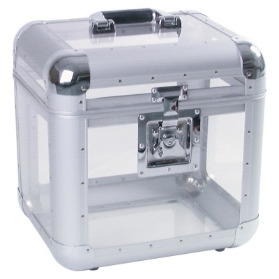 Caixa transparente com estrutura metálica prateada, pega preta e fecho metálico