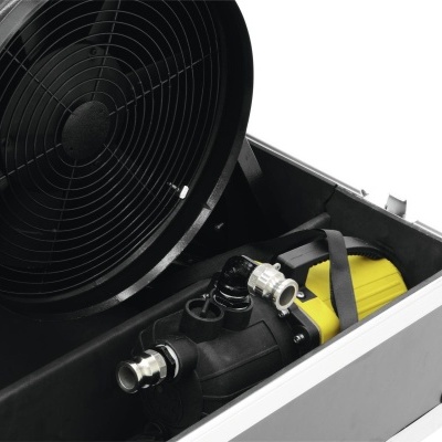 Bomba de água preta com peça amarela dentro de caixa de transporte preta com tampa aberta