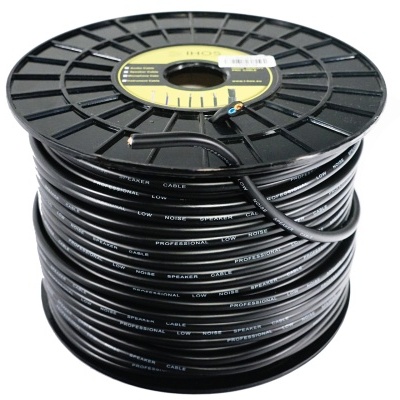 Rolo preto de cabo elétrico com etiqueta amarela e branca num fundo branco