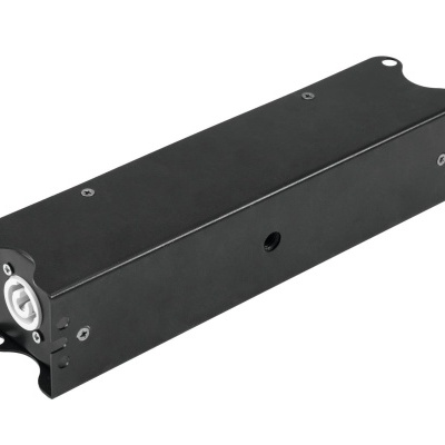 Dispositivo eletrônico preto retangular com conector circular branco numa extremidade