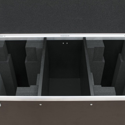 Mala de transporte preta com interior em espuma cinza e compartimentos