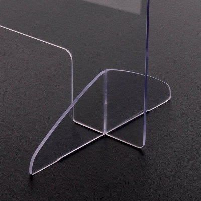 Separador transparente de acrílico em superfície escura