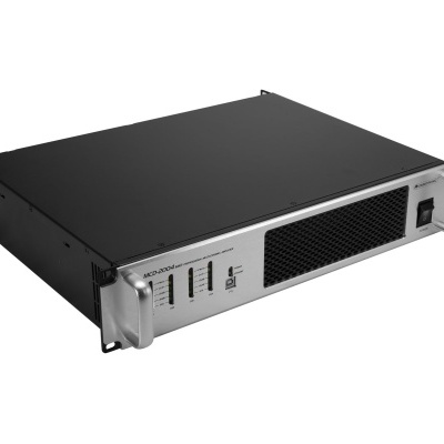 Amplificador de áudio profissional preto e cinza com painéis frontais prateados