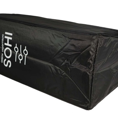 Capa de transporte preta com texto e símbolos brancos