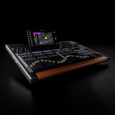 Mesa de mistura digital preta com ecrã tátil e faders iluminados