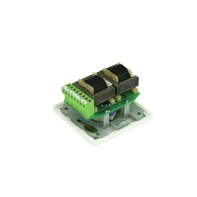 Transformador elétrico com bobinas e conectores em fundo branco