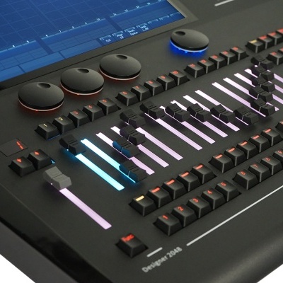 Consola de mistura de som preta com botões, ecrã digital e iluminação LED nas barras