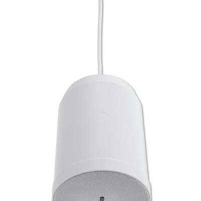 Coluna de som pendurada branca com grelha metálica frontal e cabo branco