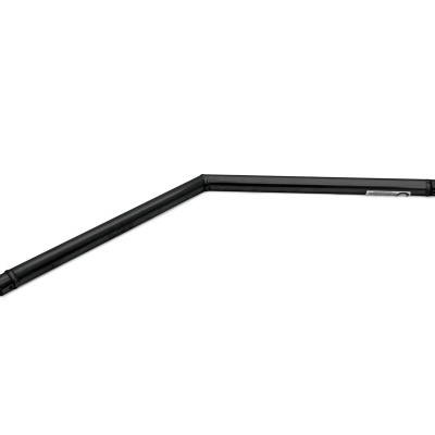 Tubo preto angular sobre fundo branco