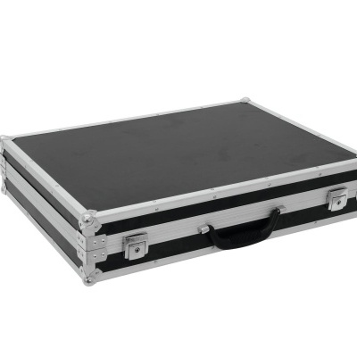 Mala de transporte preta com bordas de alumínio e pega preta