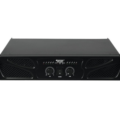 Amplificador de som profissional preto com painel frontal