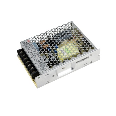 Fonte de alimentação metálica com malha hexagonal prateada e conectores pretos