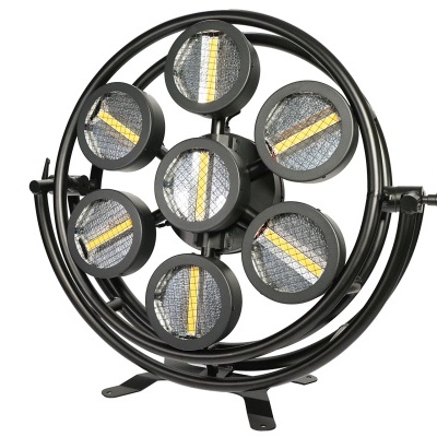 Candeeiro circular em metal preto com sete lâmpadas LED e suporte tripé