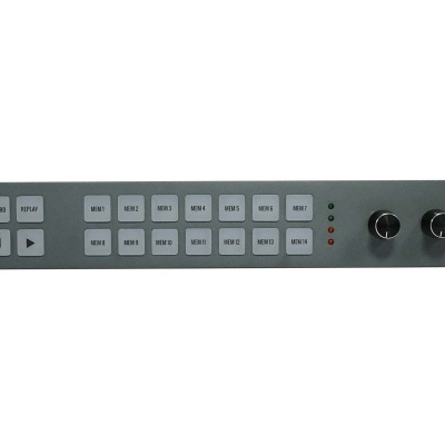 Painel de controlo cinzento com botões brancos e dois botões pretos