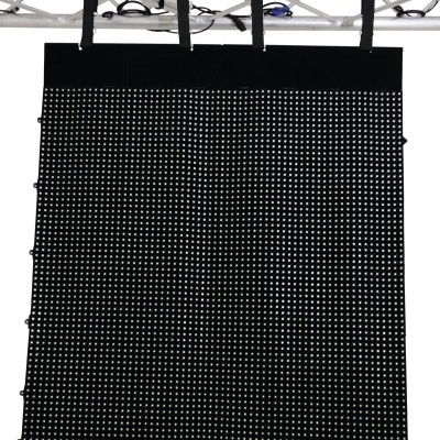 Painel de LED preto com pontos brancos pendurado em estrutura metálica