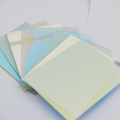 Amostras de vidro colorido translúcido em tons pastel