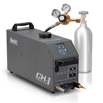 Equipamento electrónico cinzento escuro com alça e garrafa metálica prateada