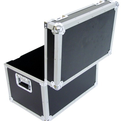 Caixa de transporte preta com cantos metálicos e tampa aberta
