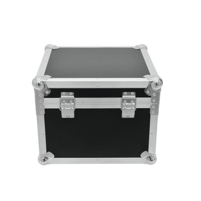 Caixa de transporte preta com cantos metálicos prateados e duas travas frontais