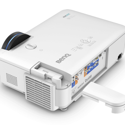 Projetor branco BenQ com várias portas de conexão e tampa lateral aberta