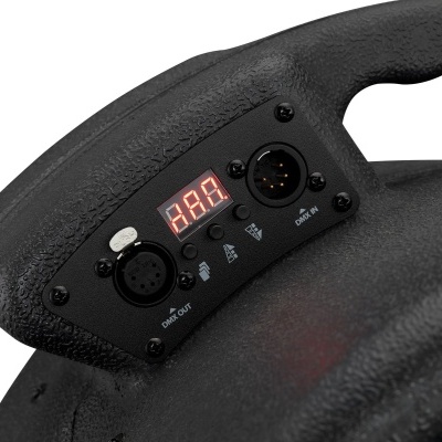 Painel de controlo preto com visor digital e conectores DMX