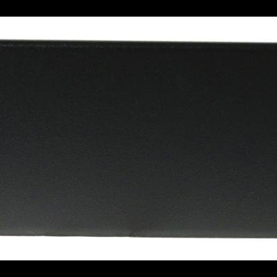 painel retangular preto com quatro furos nos cantos