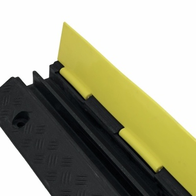 Proteção ou vedação preta com lâmina amarela sobre fundo branco
