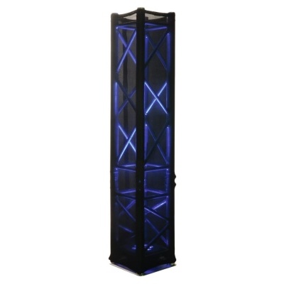 Torre retangular negra iluminada com luzes azuis