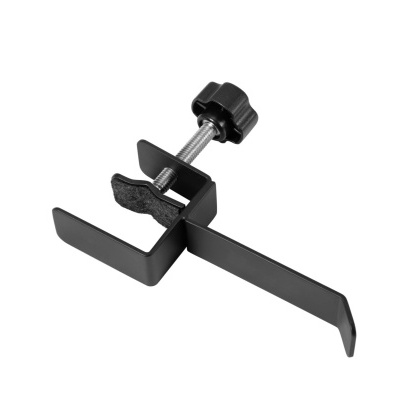 Suporte em metal preto com parafuso ajustável e almofada de proteção