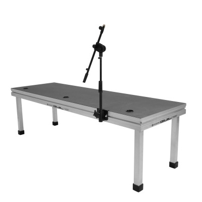 Mesa retangular cinza com suporte para microfone preto