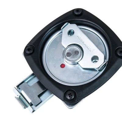 Fecho de porta metálico preto e prateado com ponto vermelho.