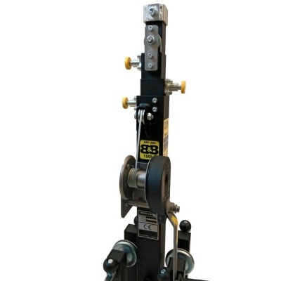 Dispositivo mecânico preto com roldanas e botões amarelos