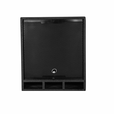 Coluna de som profissional preta com grelha metálica e três aberturas na base