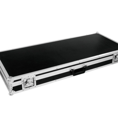 Estojo de transporte retangular preto com bordas metálicas e fechos prateados