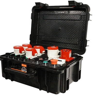 Mala preta de plástico rígido com conectores elétricos vermelhos e brancos e botões