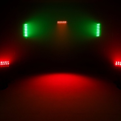 Dispositivos de luz LED vermelhos e verdes num ambiente escuro.