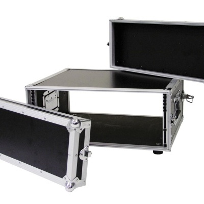 Estojo de transporte preto com cantos metálicos aberto