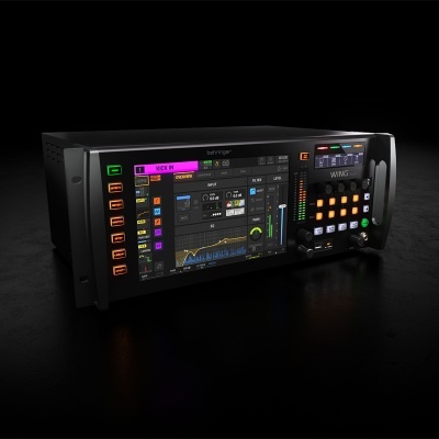 Aparelho Behringer preto com ecrã digital colorido e botões iluminados