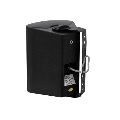 Coluna de som preta com suporte metálico sobre fundo branco