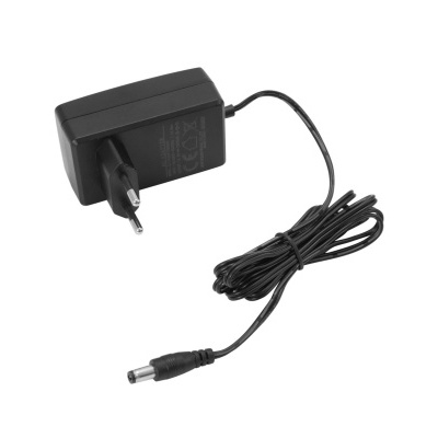 Adaptador de corrente elétrico preto com cabo e conector cilíndrico