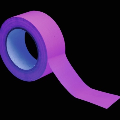 Fita adesiva roxa em rolo com parte desenrolada