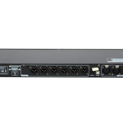 Equipamento eletrónico preto com várias portas XLR e USB