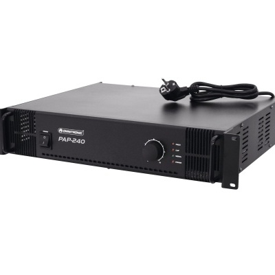 Amplificador de som preto com botões, texto Amtron PAP-240 e cabo preto em fundo branco