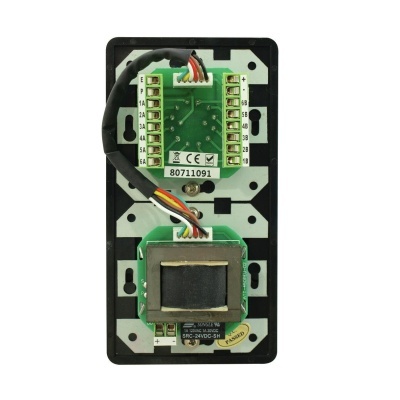 Placa eletrónica preta com circuitos verdes e fios coloridos