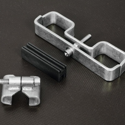 Acessórios metálicos e de plástico sobre fundo escuro