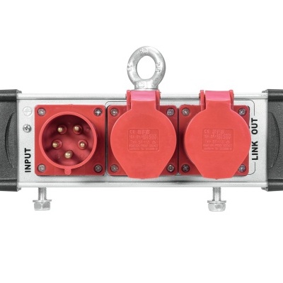 Tomada elétrica industrial com conectores vermelhos e rótulos INPUT e LINK OUT