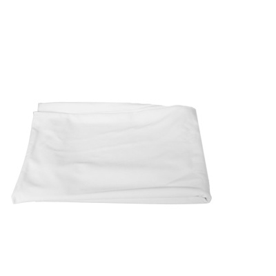 Toalha branca dobrada com textura lisa sobre fundo branco