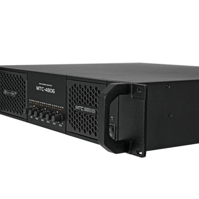 Amplificador profissional preto com botões e painéis ventilados