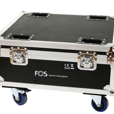 Flight case preto com acabamentos metálicos e rodas azuis