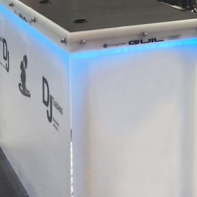 Balcão branco translúcido iluminado para DJ com texto e ícones em preto